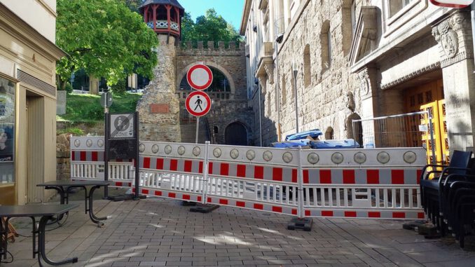 Fassadenschaden am Römertor führt zu Sperrung von Straße und Zufahrt Fassadenschaden am Römertor führt zu Sperrung von Straße und Zufahrt