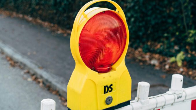 Fernwärmearbeiten in Wiesbaden richten Fahrbahn­sperrungen und geänderte Verkehrsführung ein