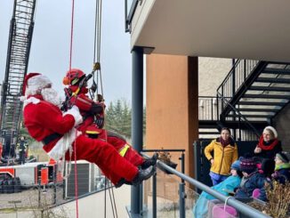 Feuerwehr überrascht mit Nikolaus Bewohner im Zwerg Nase Zentrum
