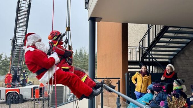 Feuerwehr überrascht mit Nikolaus Bewohner im Zwerg Nase Zentrum