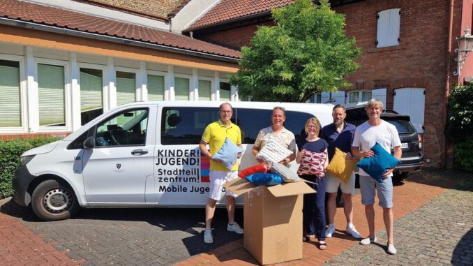 Lions Club übergibt rund 30 Kissen an Jugendräume in Wiesbadens östlichen Stadtteilen