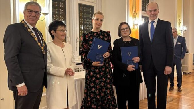 Preisvergabe in Wiesbaden: Ludwig-Beck-Auszeichnungen für Scherbakowa und Nawalnaja, Bürgermut an zwei Helfer Preisvergabe in Wiesbaden: Ludwig-Beck-Auszeichnungen für Scherbakowa und Nawalnaja, Bürgermut an zwei Helfer