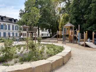 Spielplatz im Schlosspark Biebrich eröffnet mit inklusivem Angebot