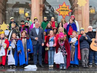 Sternsinger empfangen: Rathausbesuch mit Segen und Protest gegen Kinderarbeit