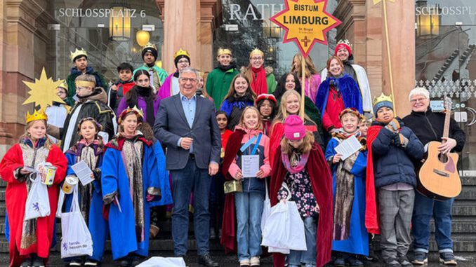 Sternsinger empfangen: Rathausbesuch mit Segen und Protest gegen Kinderarbeit Sternsinger empfangen: Rathausbesuch mit Segen und Protest gegen Kinderarbeit