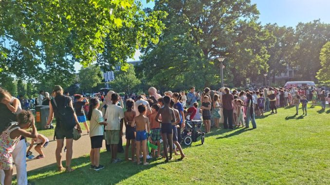 Verkürzte Sommerwiese in den Reisinger Anlagen endet mit Eisaktion für Kinder Verkürzte Sommerwiese in den Reisinger Anlagen endet mit Eisaktion für Kinder