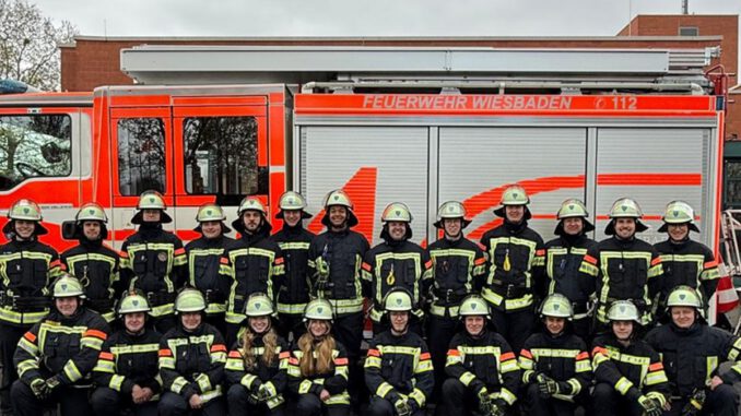 Wiederaufnahme der Grundausbildung in Wiesbaden nach Ausbildermangel: 23 Teilnehmerinnen und Teilnehmer erfolgreich qualifiziert