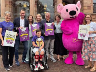 Wiesbaden empfängt Engelsfackel als Zeichen für Kinderhospizarbeit