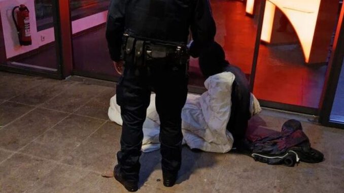 Wiesbaden: Stadtpolizei reicht nachts heißen Tee und verweist auf Hilfsangebote Wiesbaden: Stadtpolizei reicht nachts heißen Tee und verweist auf Hilfsangebote