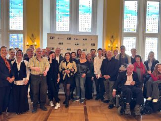 Wiesbaden startet inklusives Kunstprogramm touched by art mit Tandemarbeit und Auktion