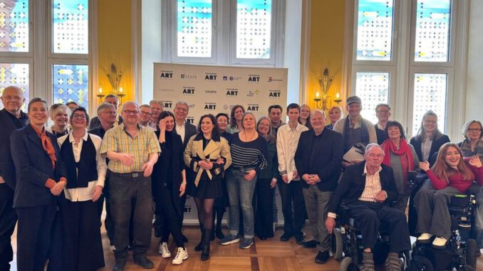 Wiesbaden startet inklusives Kunstprogramm touched by art mit Tandemarbeit und Auktion