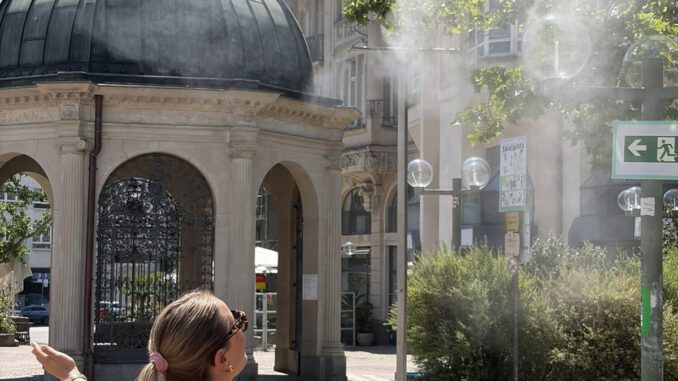 Wiesbaden stellt mobile Sprühnebelanlagen zur Abkühlung in der Innenstadt auf