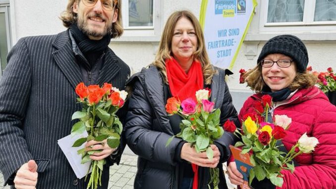 Wiesbaden verteilt Fairtrade-Rosen am Valentinstag und thematisiert Arbeitsbedingungen in Lieferketten